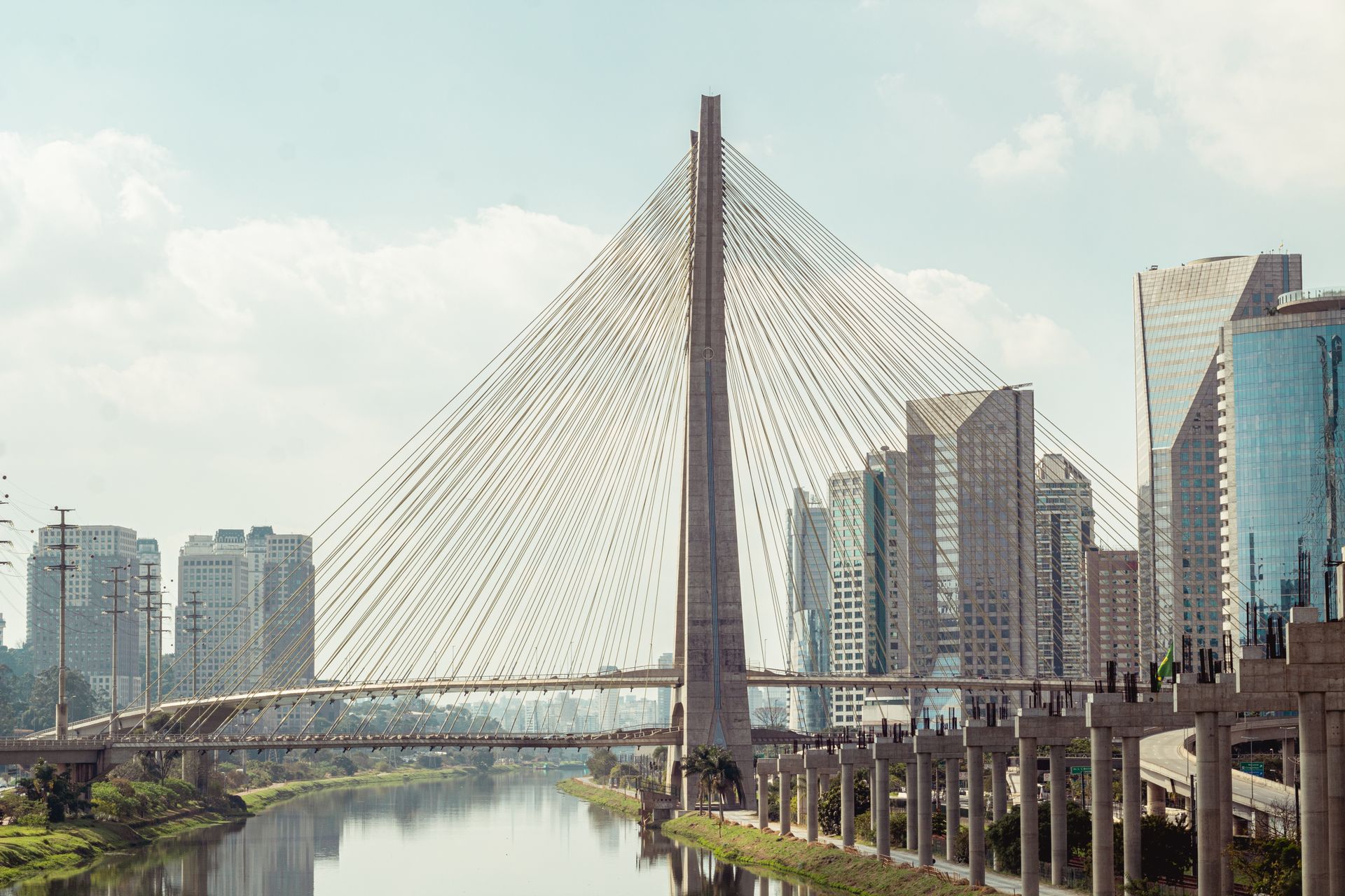 Ponte Estaiada sobre o Rio Pinheiros, entre os edifícios de São Paulo